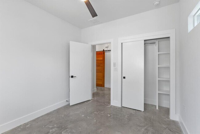 Building Photo - 913 Mansell Ave