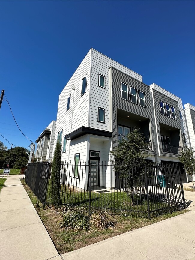 Building Photo - 2714 Nagle St