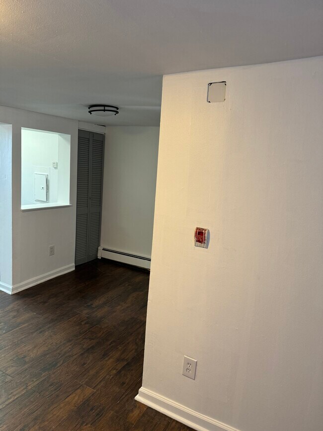 Building Photo - 424 E Girard Ave