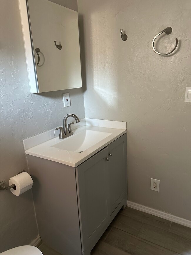 Building Photo - 1317 E Adams St