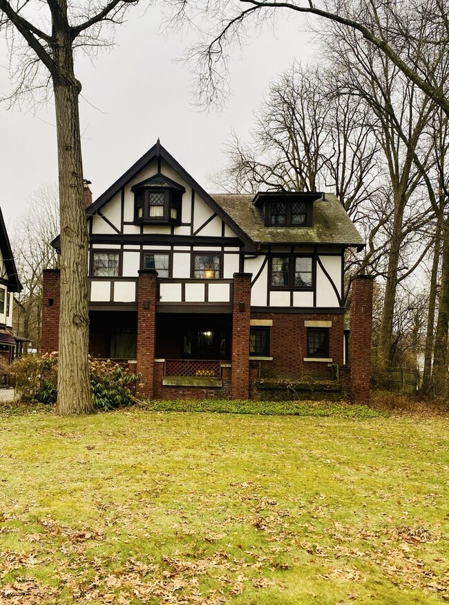 Building Photo - 607 Copley Rd