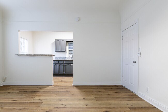 Building Photo - Newly Remodeled 1-bedroom Apartment