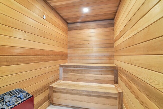 Building Photo - 319 S Riverside Dr