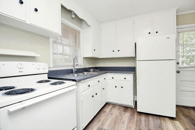 Building Photo - Charming 2BD/1BA Duplex