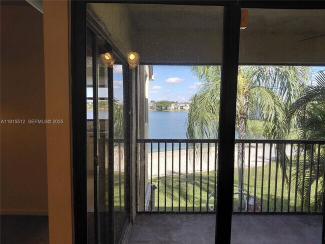 Building Photo - 999 Hamilton Dr