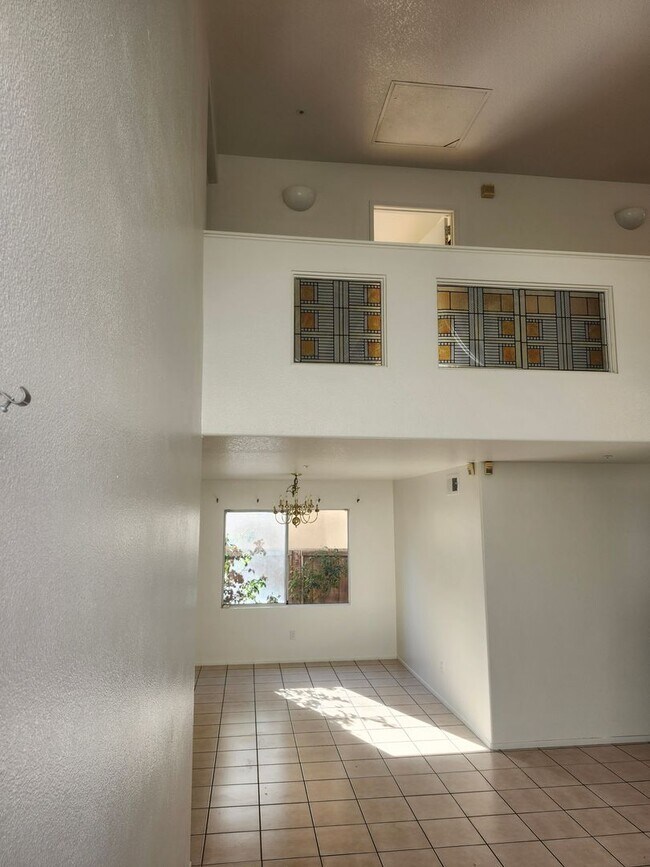 Building Photo - Spacious 4-Bedroom Home in a Prime Location