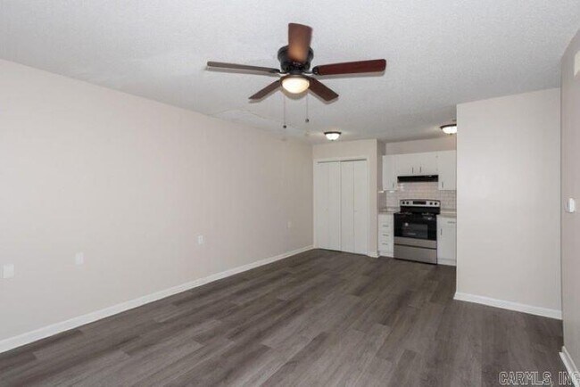 Building Photo - 1100 Brookside Dr