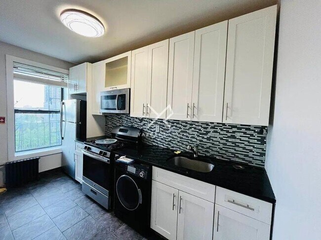 Building Photo - 3 bedroom in Brooklyn NY 11233