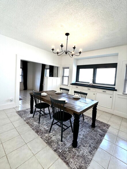 Building Photo - 236 S Charles St