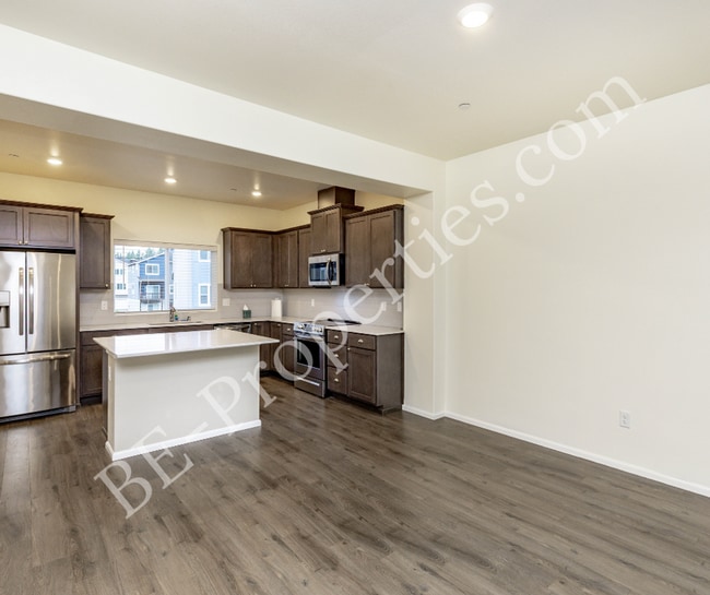 Building Photo - Beautiful 3 Bedroom 2.5 Bathroom Townhouse.