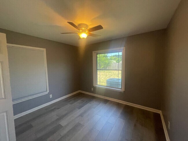 Building Photo - Woodlawn Estate – Updated 3 Bedroom Home f...