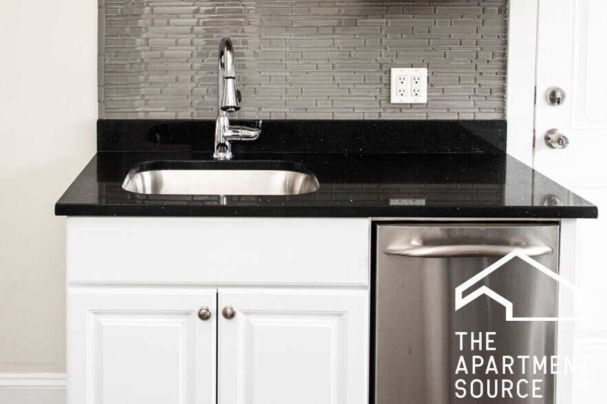 Building Photo - 3819 N Greenview Ave