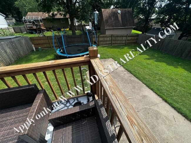 Building Photo - Beautiful 3 Bed/2 Bath Split-Level in Lee'...