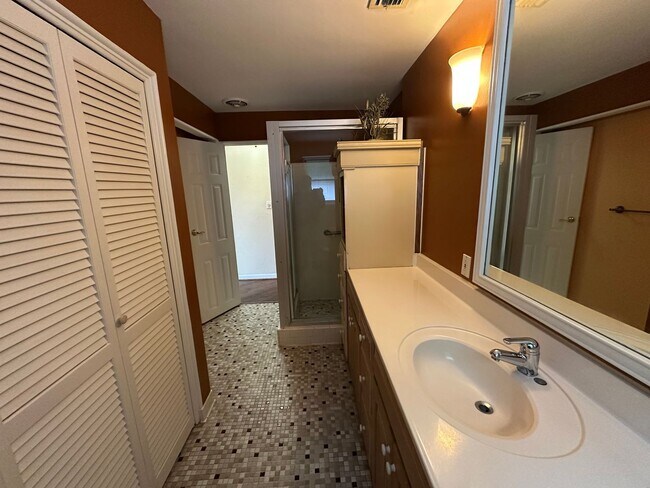 Building Photo - 3-Bedroom, 2-Bath Home Just Steps from the...