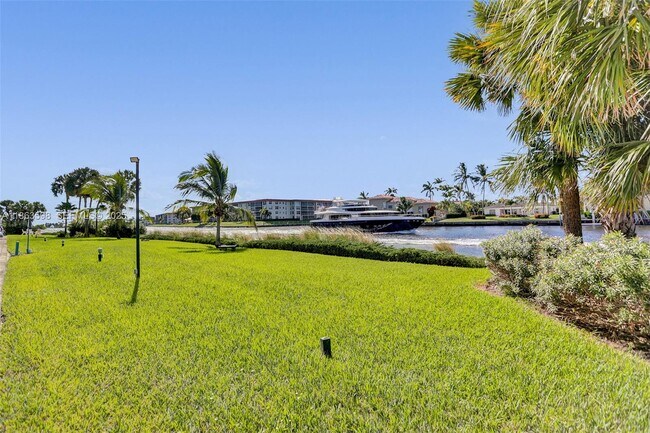 Building Photo - 1160 Hillsboro Mile