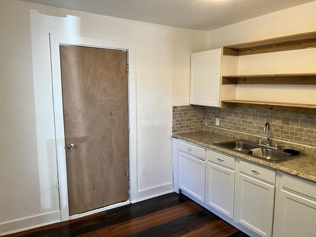 Building Photo - 146 Eross St
