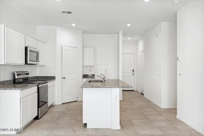 Building Photo - 1597 E Squire Dr