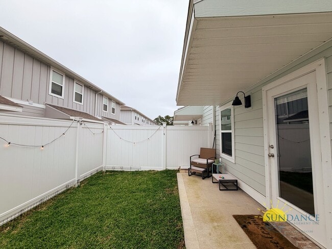 Building Photo - Stunning 3 Bedroom Townhouse in Brittany Oaks!
