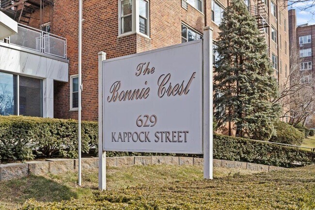 Building Photo - 629 Kappock St