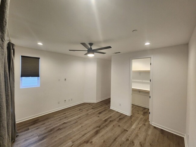 Building Photo - 3 bedroom 2.5 bath townhouse