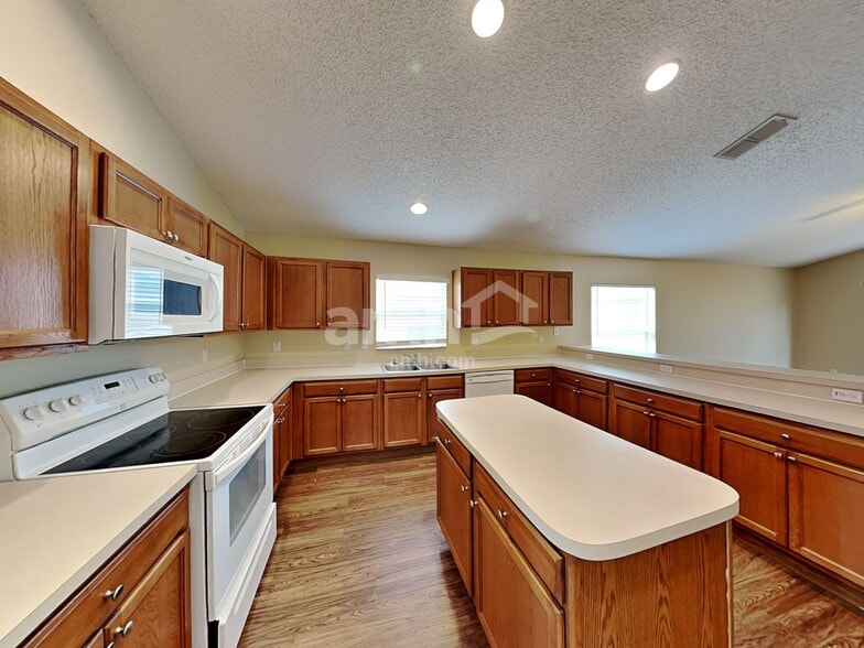 Building Photo - 1110 Bluegrass Dr