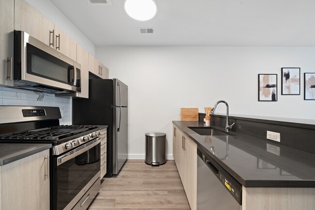 Building Photo - 49 N Day St