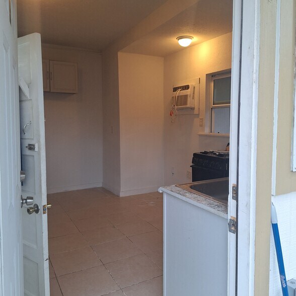 Building Photo - 910 Adele St