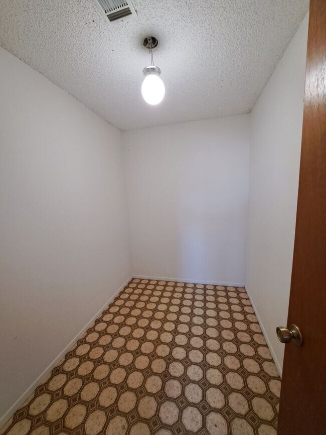 Building Photo - Don’t miss this wonderful opportunity to make this move-in-ready Phelan home yours!