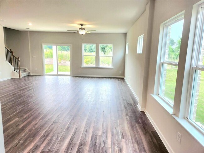 Building Photo - 1050 Sunny Lk Dr