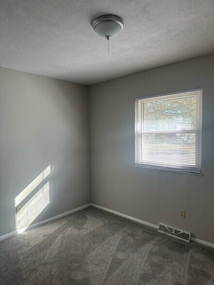 Building Photo - 415 Barwood Dr