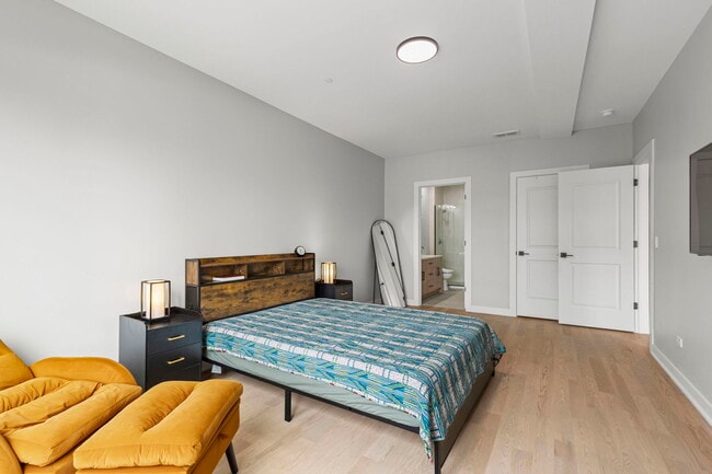 Building Photo - 6246 N Pulaski Rd