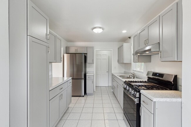 Building Photo - 504 Roland Ave