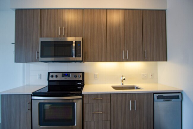 Building Photo - 3rd Floor Modern & Sleek 1Bdr w/Floor-to-C...
