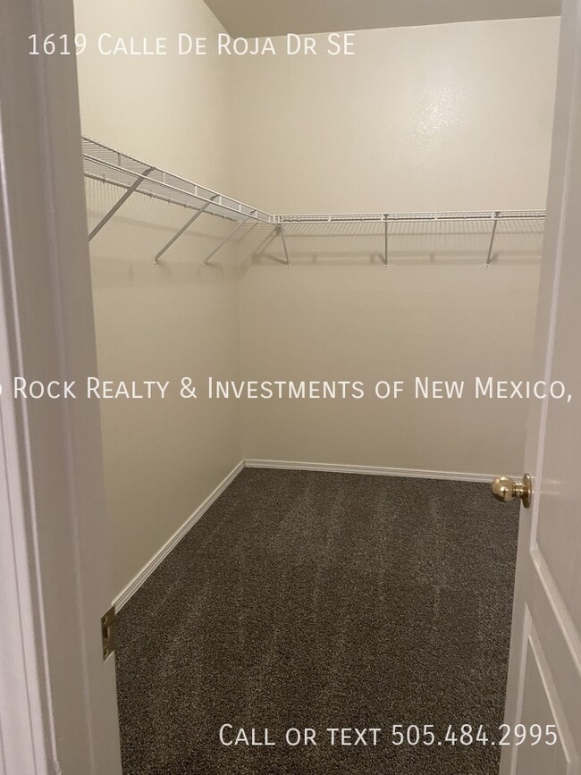 Building Photo - Spacious 4 BR plus loft in Cabezon!