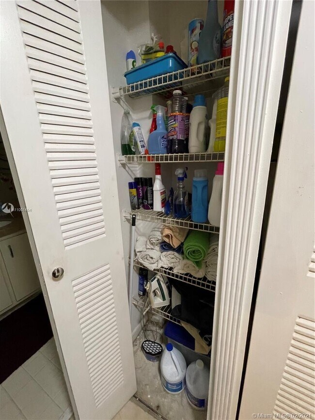 Building Photo - 8005 Lake Dr