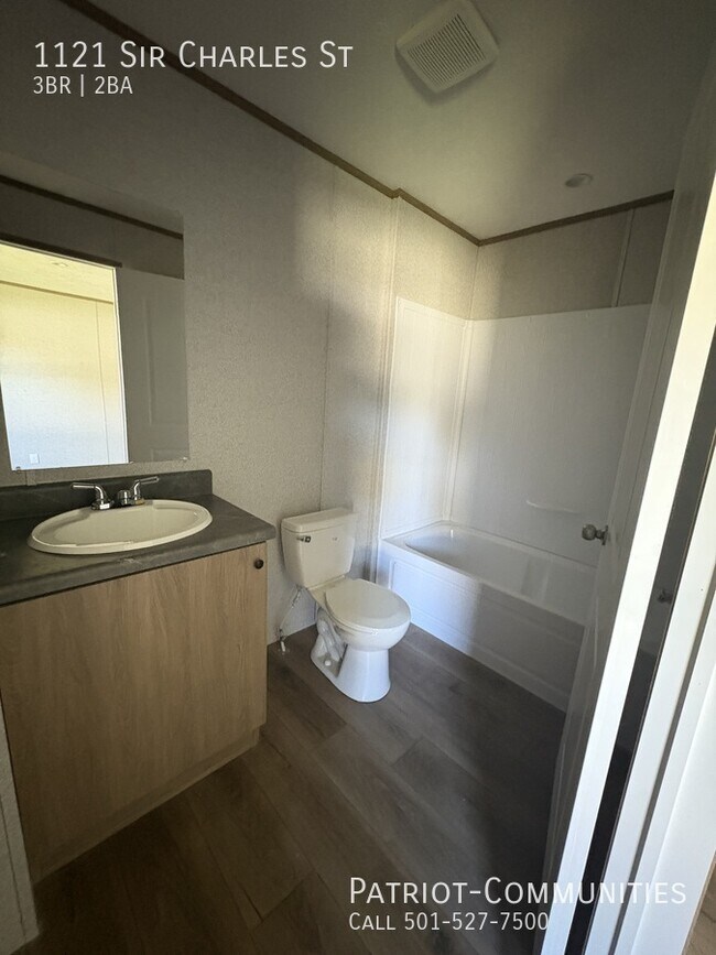 Building Photo - 1121 Sir Charles St