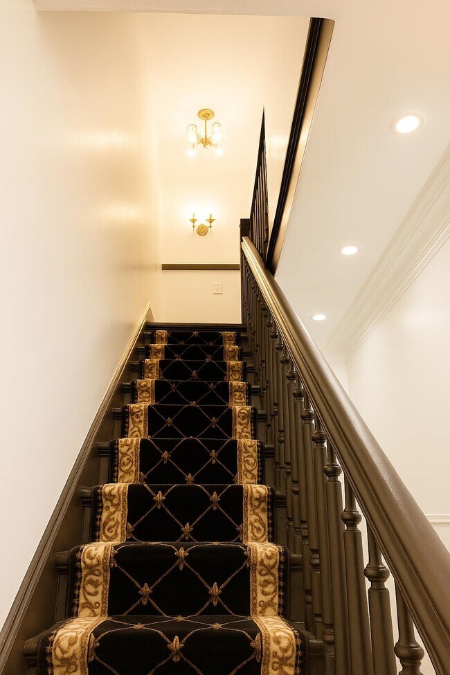 Building Photo - 310 SUMMIT Ave