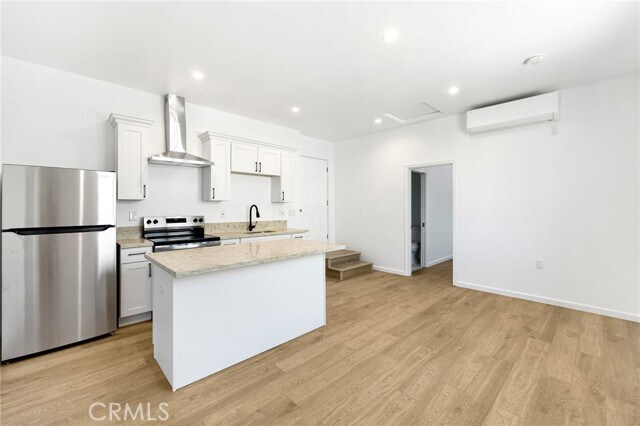 Building Photo - 1375 N Mentor Ave