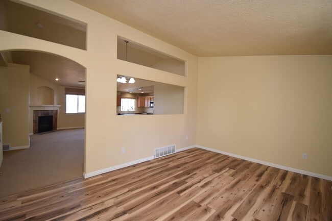 Building Photo - Charming Lakeview 3 Bed Home Near Schools & Churches!!