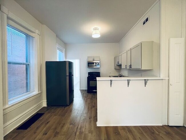 Building Photo - Fully Renovated 3 bed 2 bath Apartment