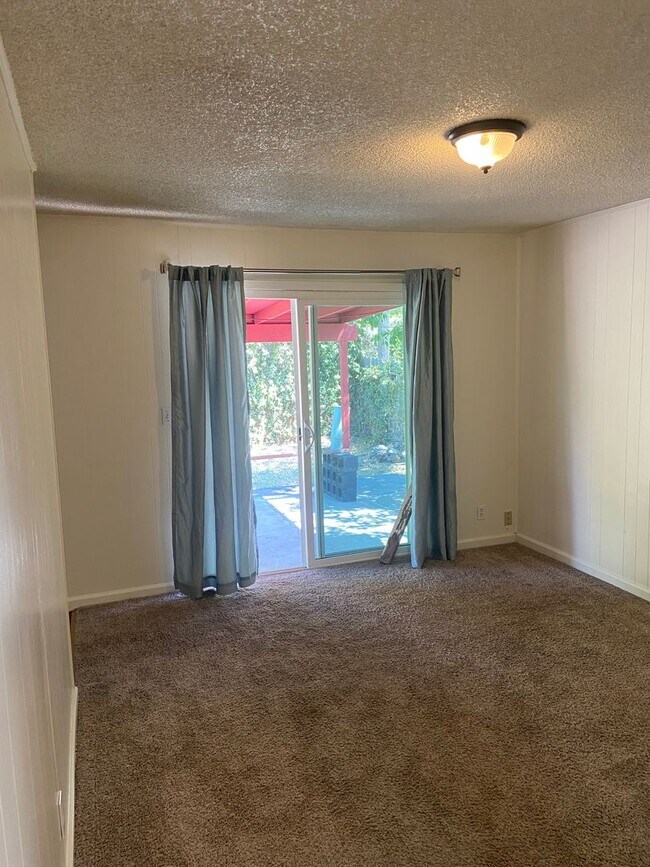 Building Photo - Single Story 3 bdrm 2 bath