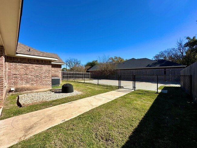 Building Photo - Spacious 4-Bed, 4.5-Bath Home in the Heart of the Baylor Bubble!