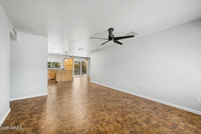 Building Photo - 855 W Lindner Ave