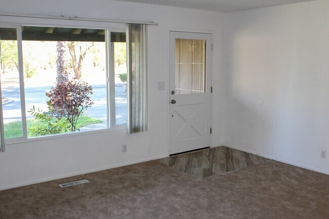 Building Photo - 3 Bedroom, 2 Bathroom Home in Chico with L...