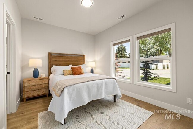 Building Photo - 10494 W Shields Ave