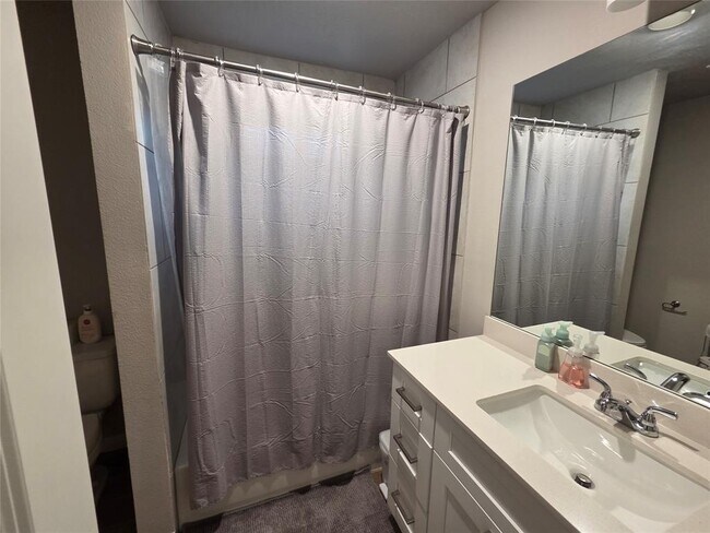 Building Photo - 208 Comet Pointe Dr