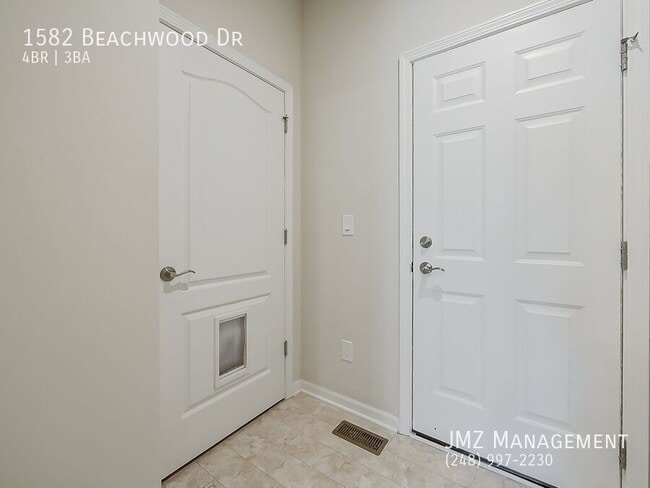 Building Photo - 1582 Beachwood Dr