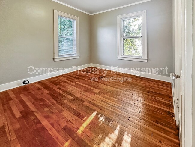 Building Photo - 707 Knapp St NE