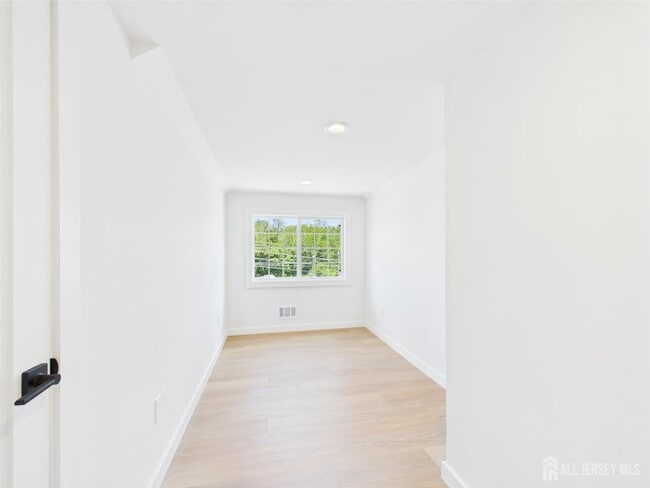 Building Photo - 10 W Railroad Ave