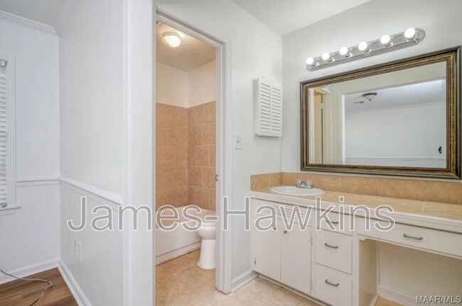 Building Photo - 2137 Edinburgh Dr